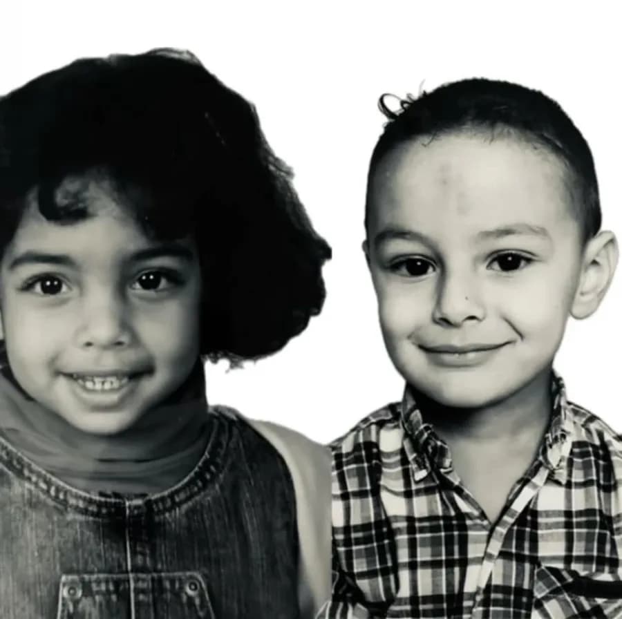 Sarah et Wessim enfants, portrait en noir et blanc
